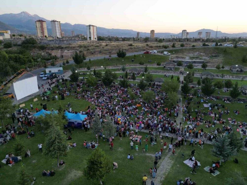 Halk açık hava sinemasına yoğun ilgi gösterdi
