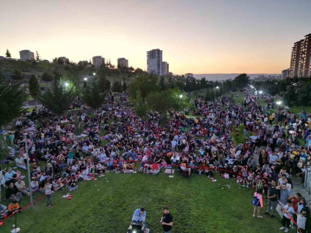 Halk açık hava sinemasına yoğun ilgi gösterdi