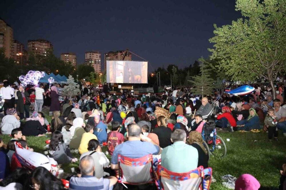 Halk açık hava sinemasına yoğun ilgi gösterdi