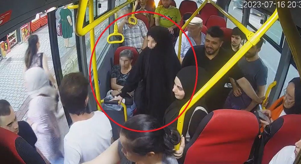 Toplu taşımada tesettürlü kıza yapılan terbiyesizlik kamerada