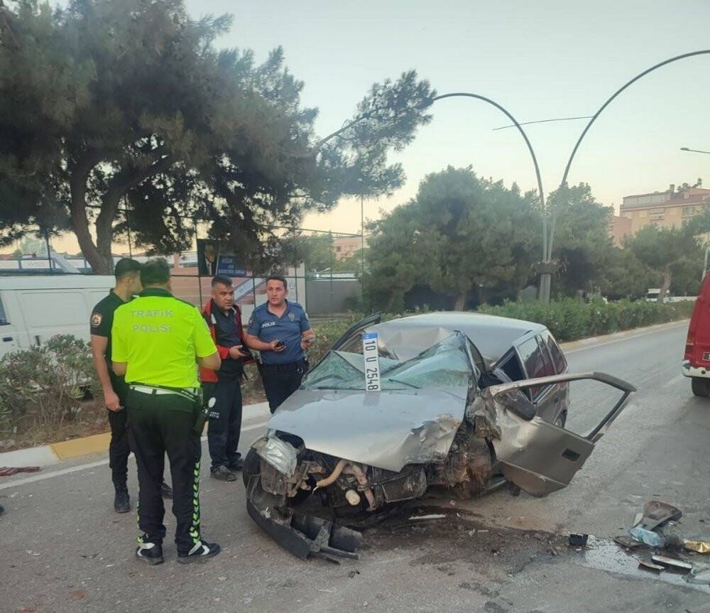 Araç orta refüje çarparak ters döndü