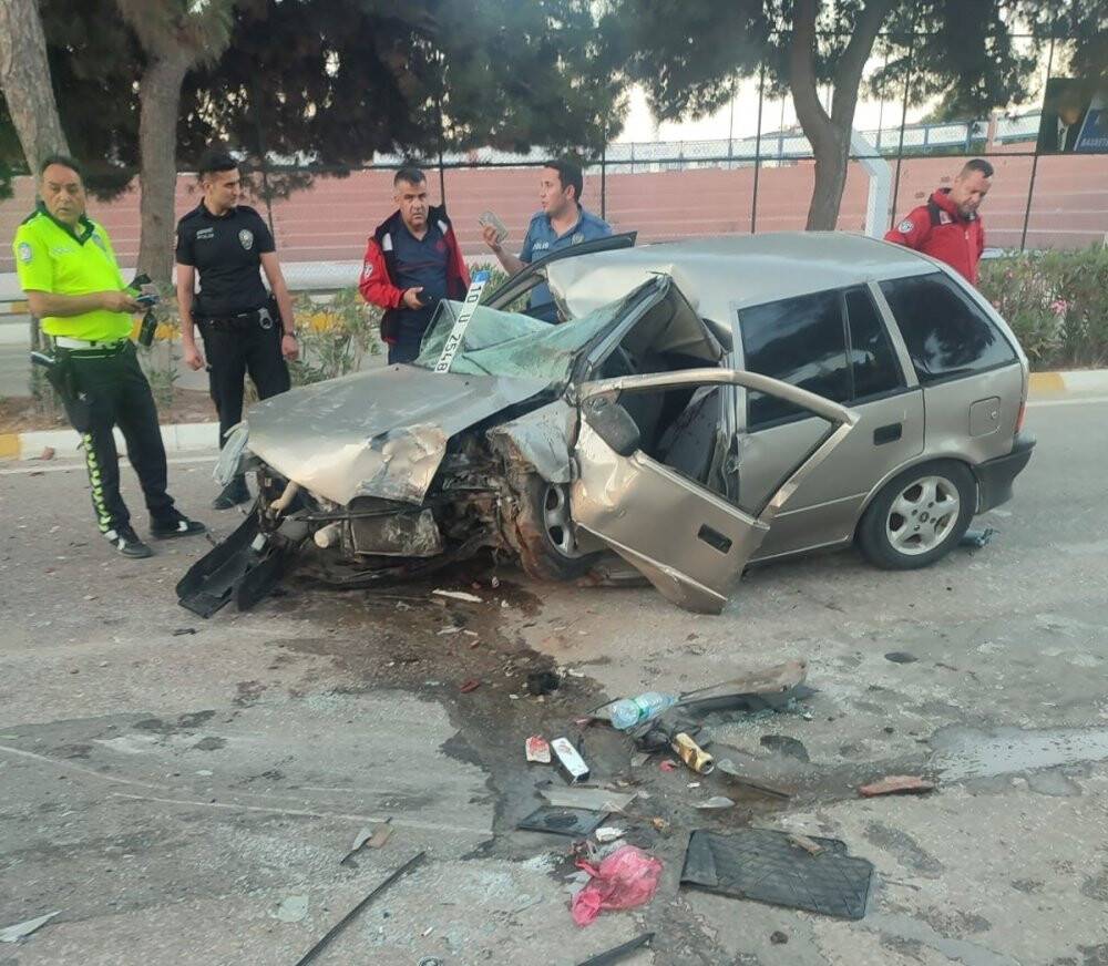 Araç orta refüje çarparak ters döndü