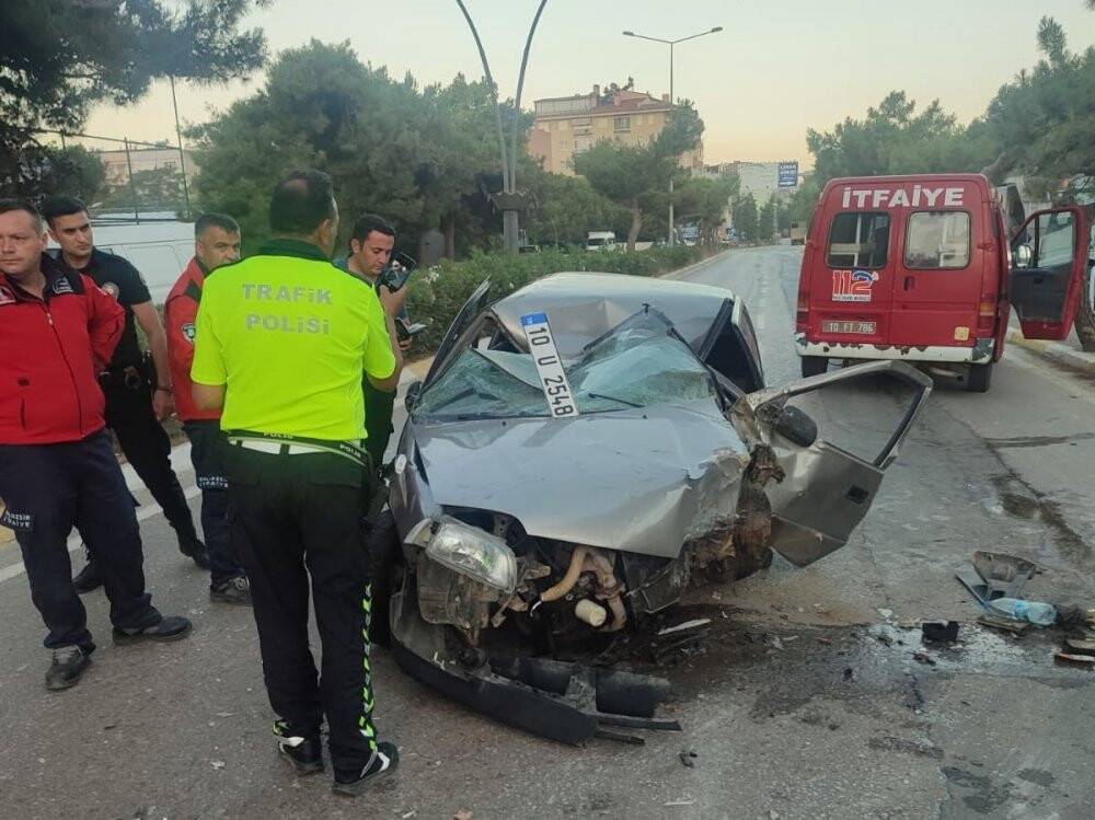 Araç orta refüje çarparak ters döndü