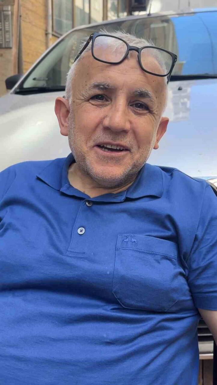 İkinci kattan üzerine kedi düştü o anlar kamerada