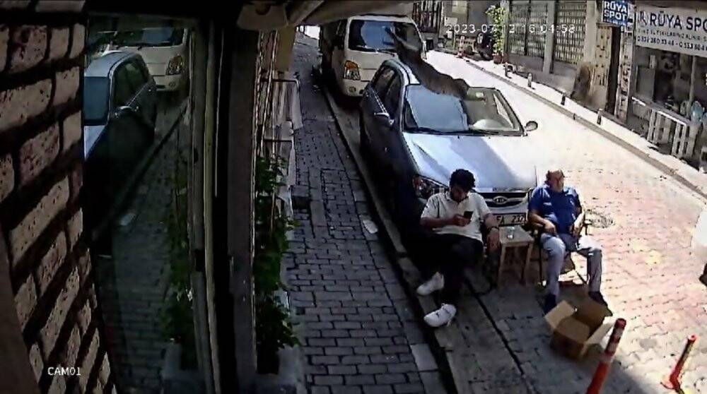 İkinci kattan üzerine kedi düştü o anlar kamerada