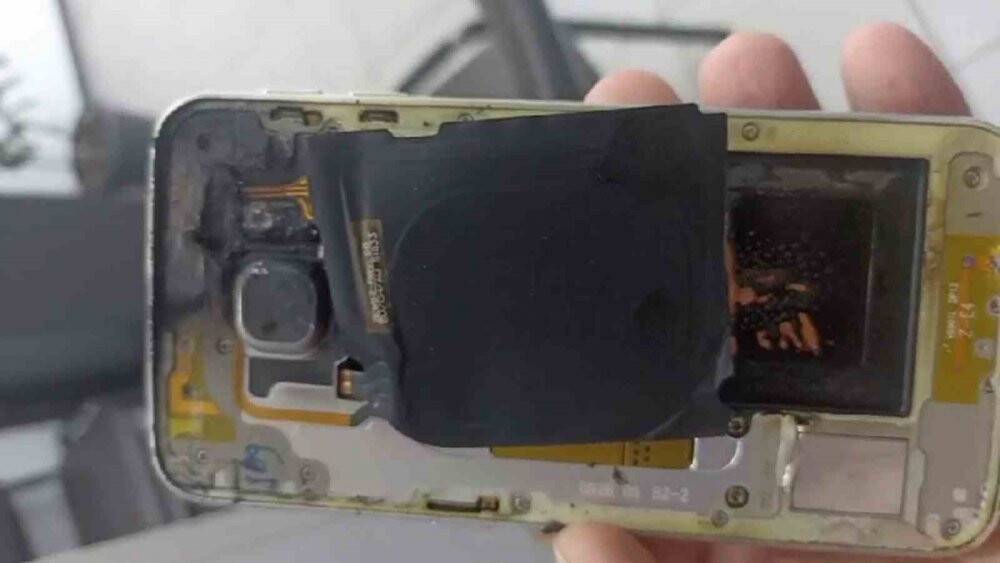 Şarjdaki cep telefonu bomba gibi patladı