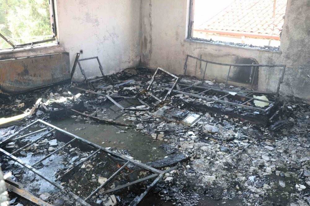 Üç katlı binada korkutan yangın