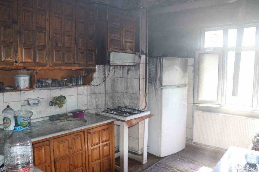 Üç katlı binada korkutan yangın