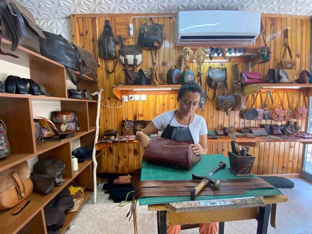 19 yaşında kendi atölyesini açtı