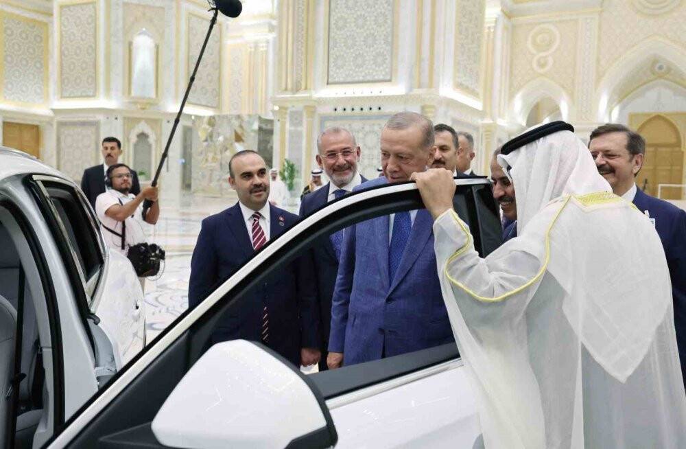 Cumhurbaşkanı Erdoğan BAE Devlet Başkanı Al Nahyan’a Togg hediye etti.