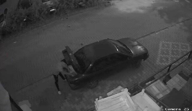 Marketten deterjan çalan şaşkın hırsızların arabası çalışmadı!