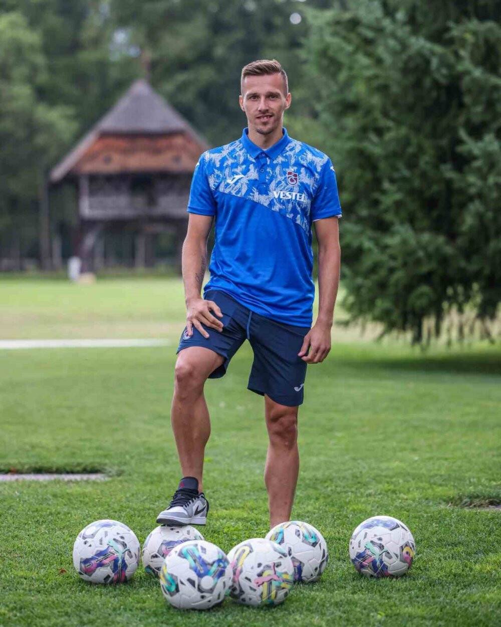 Yabancı futbolcuların bonservisleri ve maaşları kulüpleri mali açıdan zorluyor