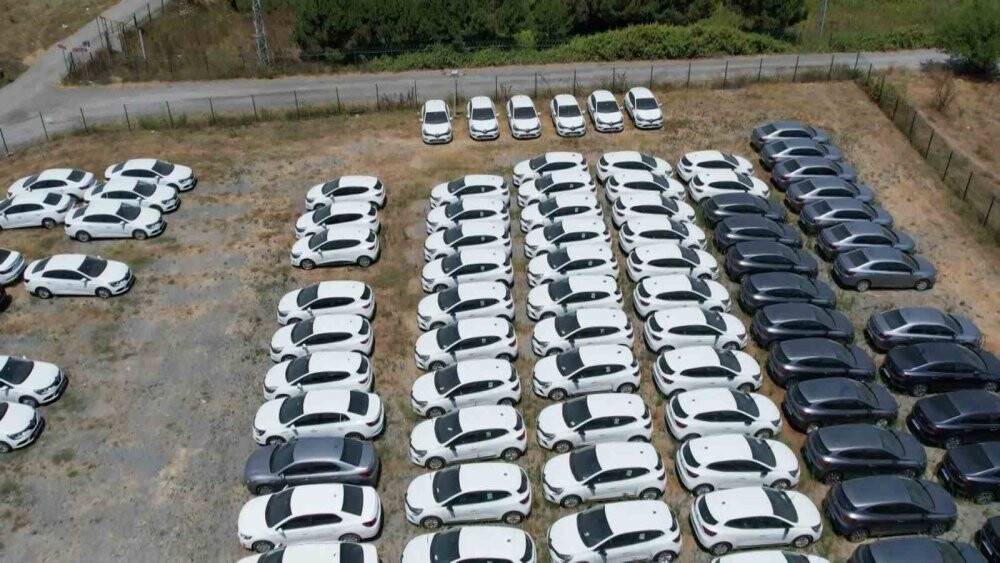 Bayilerde sıfır araç sıkıntısı sürerkenstok araçlar havadan görüntülendi