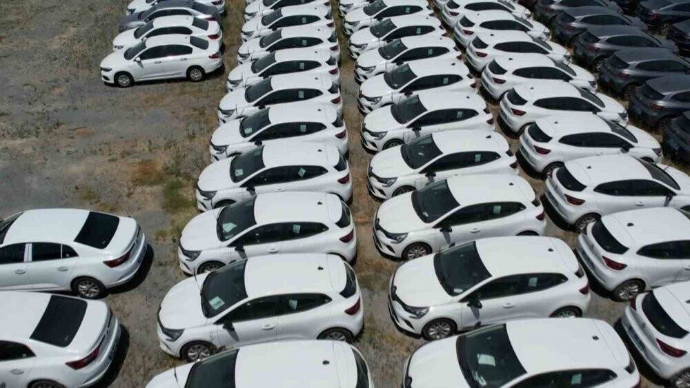 Bayilerde sıfır araç sıkıntısı sürerkenstok araçlar havadan görüntülendi