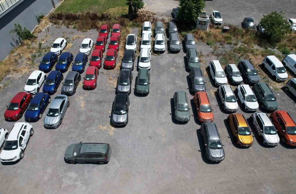 Bayilerde sıfır araç sıkıntısı sürerkenstok araçlar havadan görüntülendi