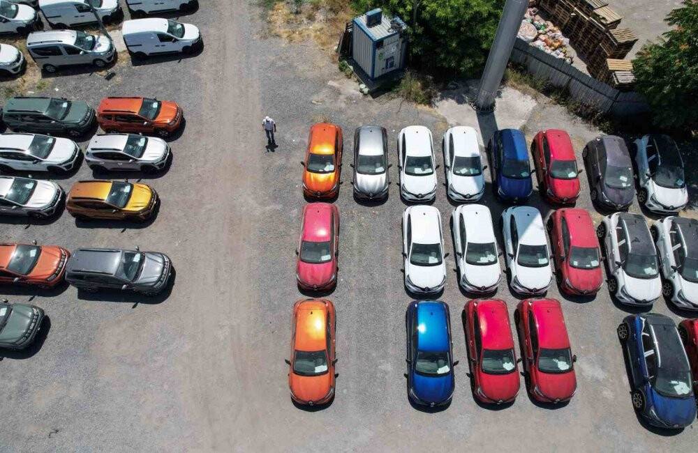 Bayilerde sıfır araç sıkıntısı sürerkenstok araçlar havadan görüntülendi