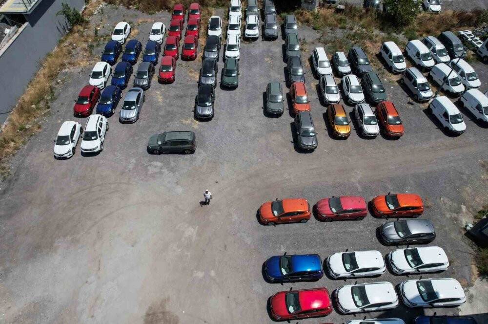 Bayilerde sıfır araç sıkıntısı sürerkenstok araçlar havadan görüntülendi