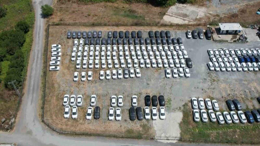 Bayilerde sıfır araç sıkıntısı sürerkenstok araçlar havadan görüntülendi