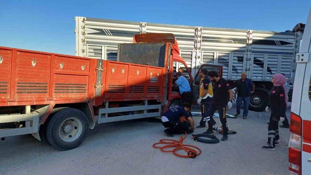 Kamyonetinde sıkışan yaralı sürücü elinde telefonuyla araçtan indi