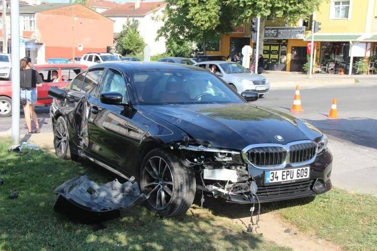 Lüks otomobil ile hafif ticari araç çarpıştı: 3 yaralı