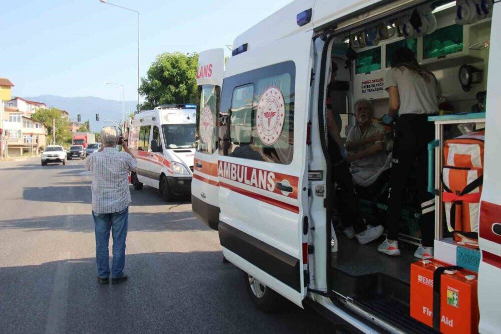 Lüks otomobil ile hafif ticari araç çarpıştı: 3 yaralı