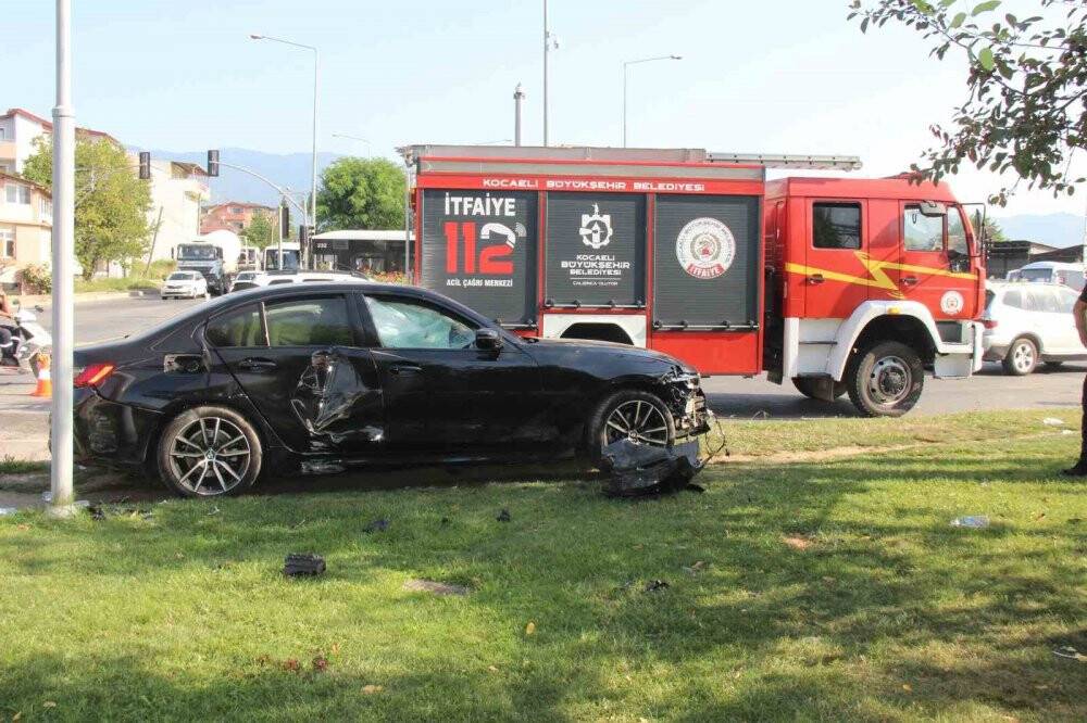 Lüks otomobil ile hafif ticari araç çarpıştı: 3 yaralı