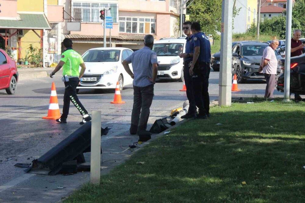 Lüks otomobil ile hafif ticari araç çarpıştı: 3 yaralı