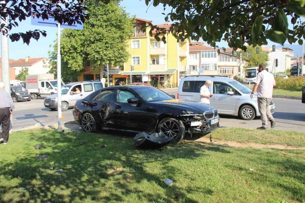 Lüks otomobil ile hafif ticari araç çarpıştı: 3 yaralı