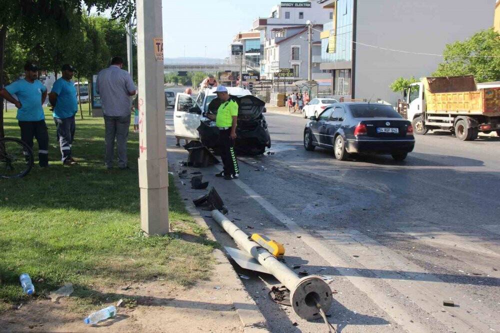Lüks otomobil ile hafif ticari araç çarpıştı: 3 yaralı