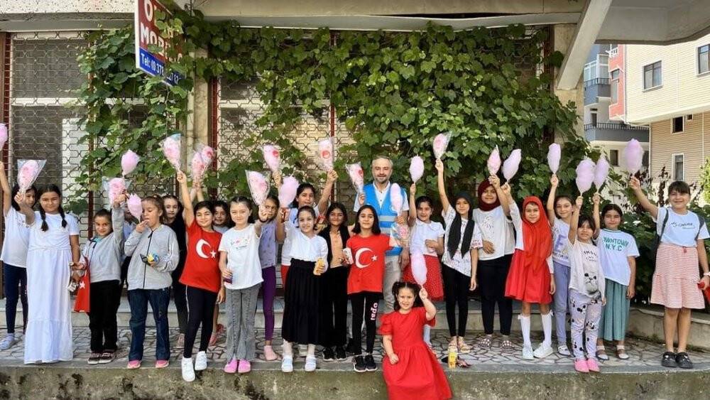 Öğrencilere pamuk şeker sürprizi