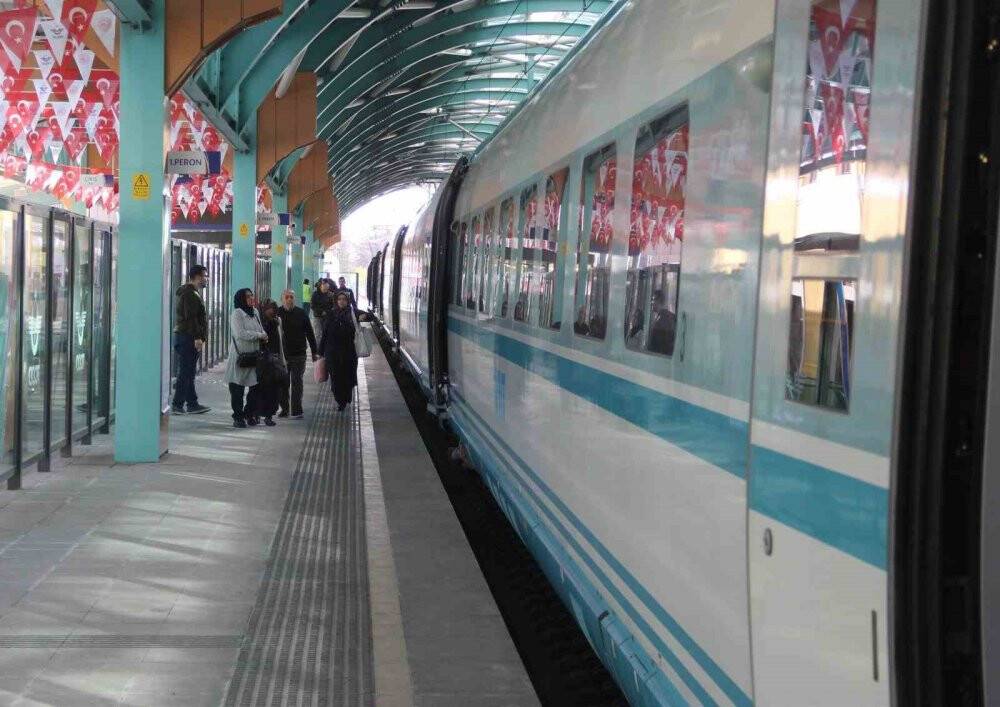 Yüksek Hızlı Tren ile Sivas’a insan akını yaşandı! Karamollaollaoğlu'nun sözleri akla geldi