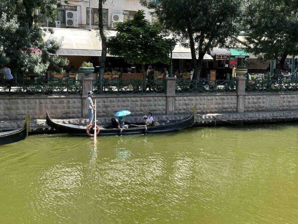 Gondol turu yaparken şemsiye açtı