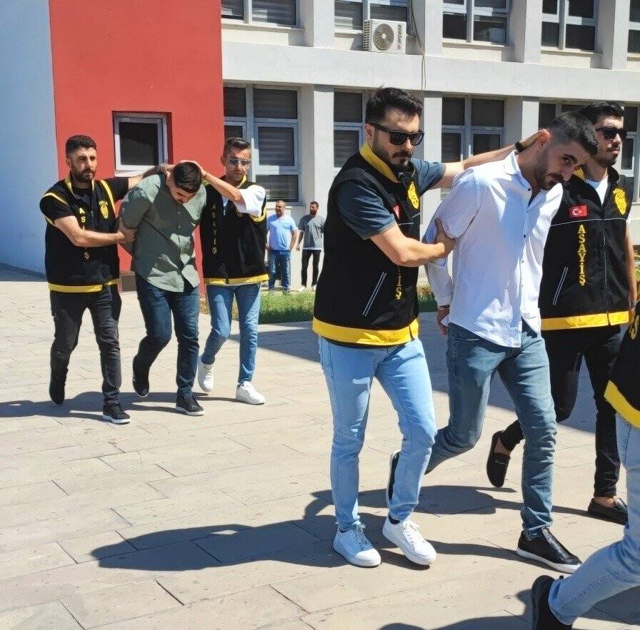 İki kişinin öldürüldüğü olayla ilgili yakalanan 5 şüpheli adliyeye sevk edildi