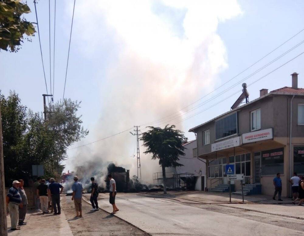 Tanker ve saman balyaları alev alev yandı