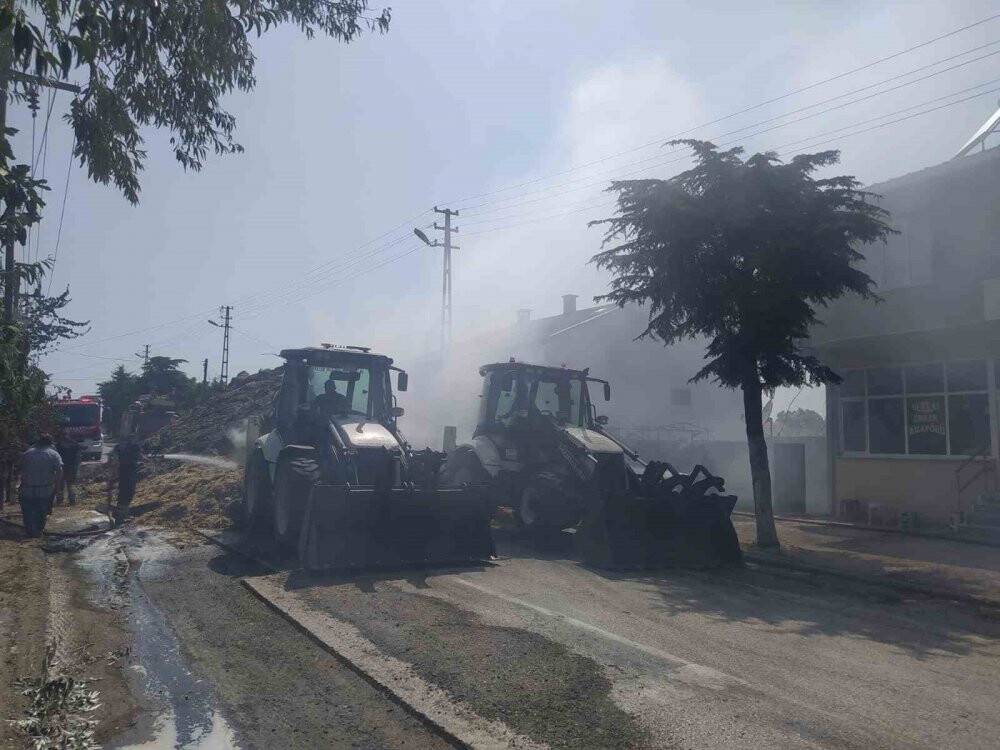 Tanker ve saman balyaları alev alev yandı