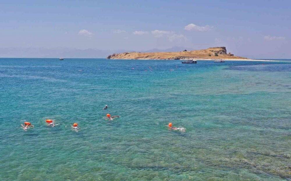 Van Gölü’nün tuzlu ve sodalı sularında kulaç attılar