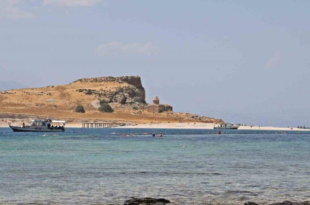 Van Gölü’nün tuzlu ve sodalı sularında kulaç attılar