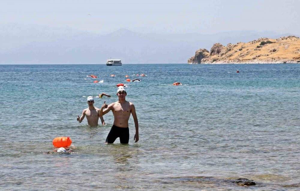 Van Gölü’nün tuzlu ve sodalı sularında kulaç attılar