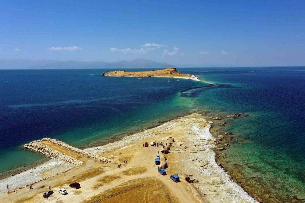 Van Gölü’nün tuzlu ve sodalı sularında kulaç attılar