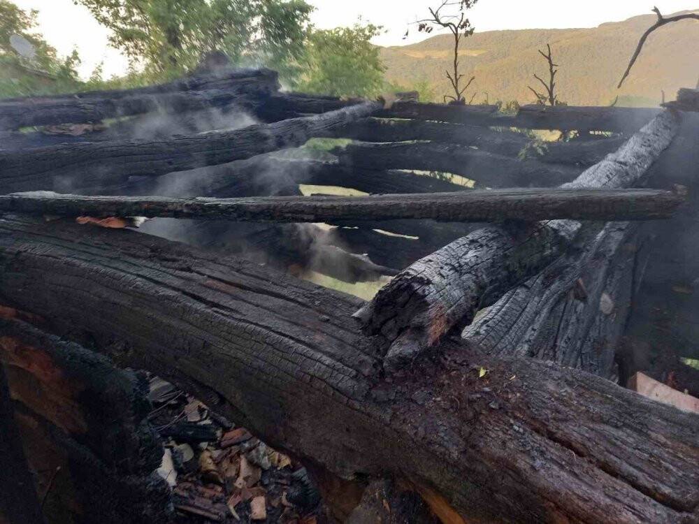 Ahşap ev yanarak kül oldu