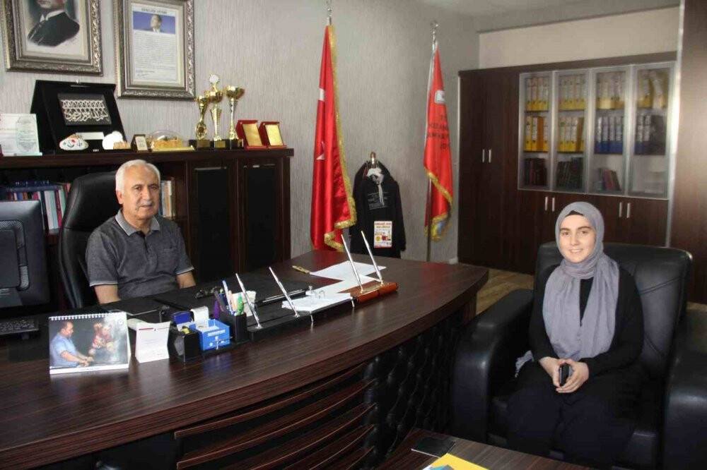 Deprem enkazından zirveye