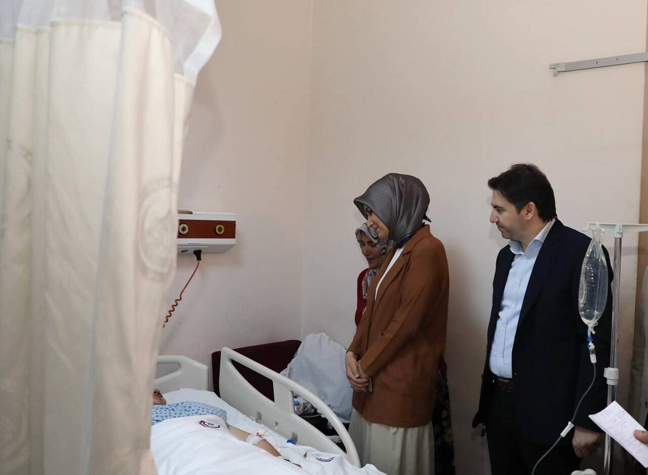 aa-20230723-31743023-31743018-bakan-yardimcisi-bagci-afyonkarahisarda-yaralanan-tarim-iscilerini-ziyaret-etti.jpg