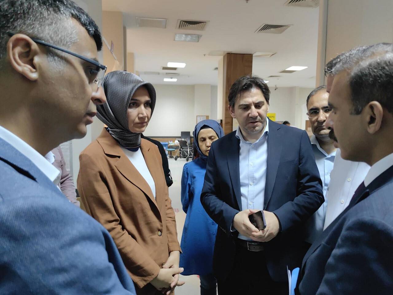 aa-20230723-31743023-31743019-bakan-yardimcisi-bagci-afyonkarahisarda-yaralanan-tarim-iscilerini-ziyaret-etti.jpg