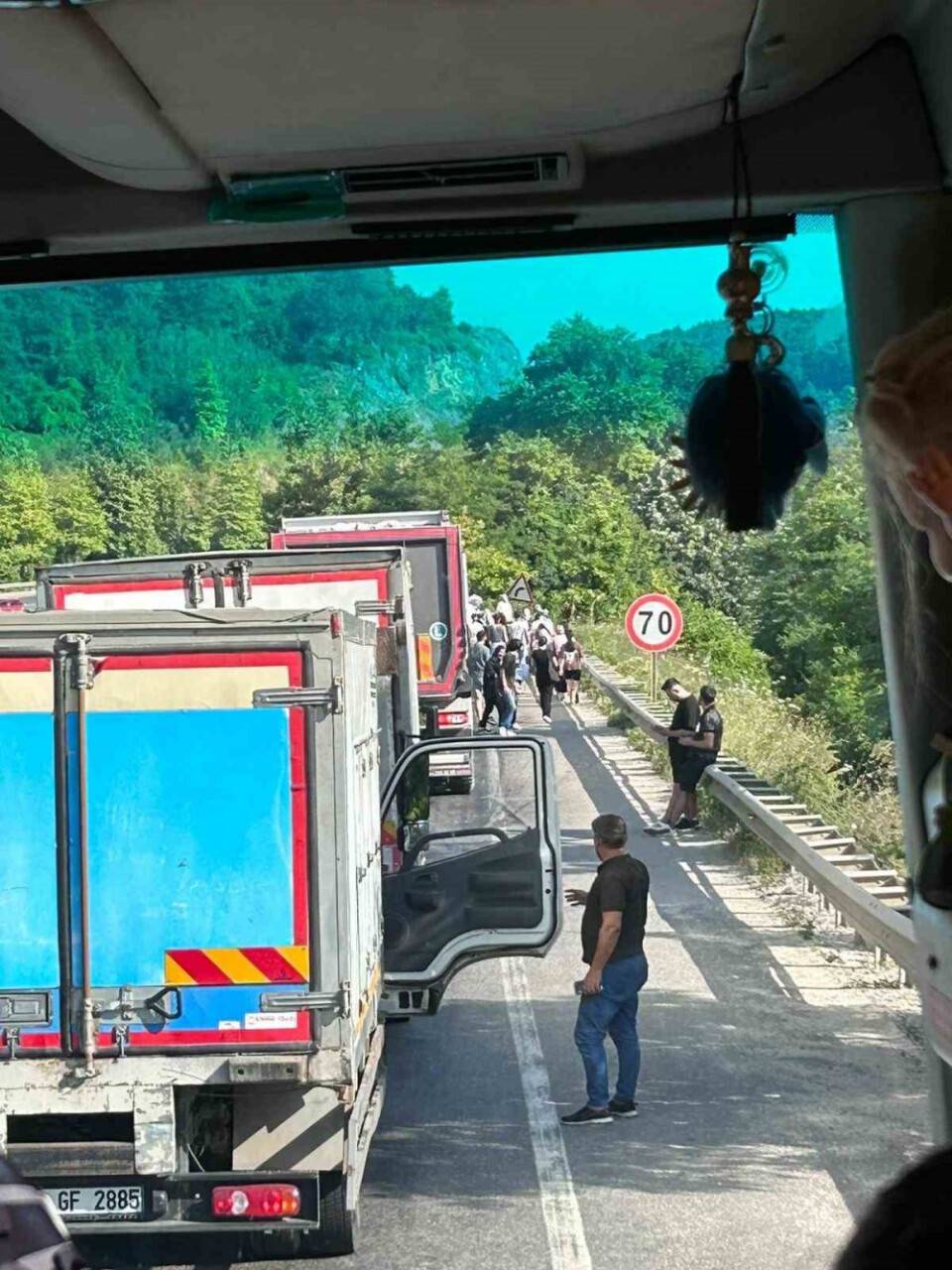 Kaza sebebiyle yol kapandı, sınava adaylar yürüyerek gitti