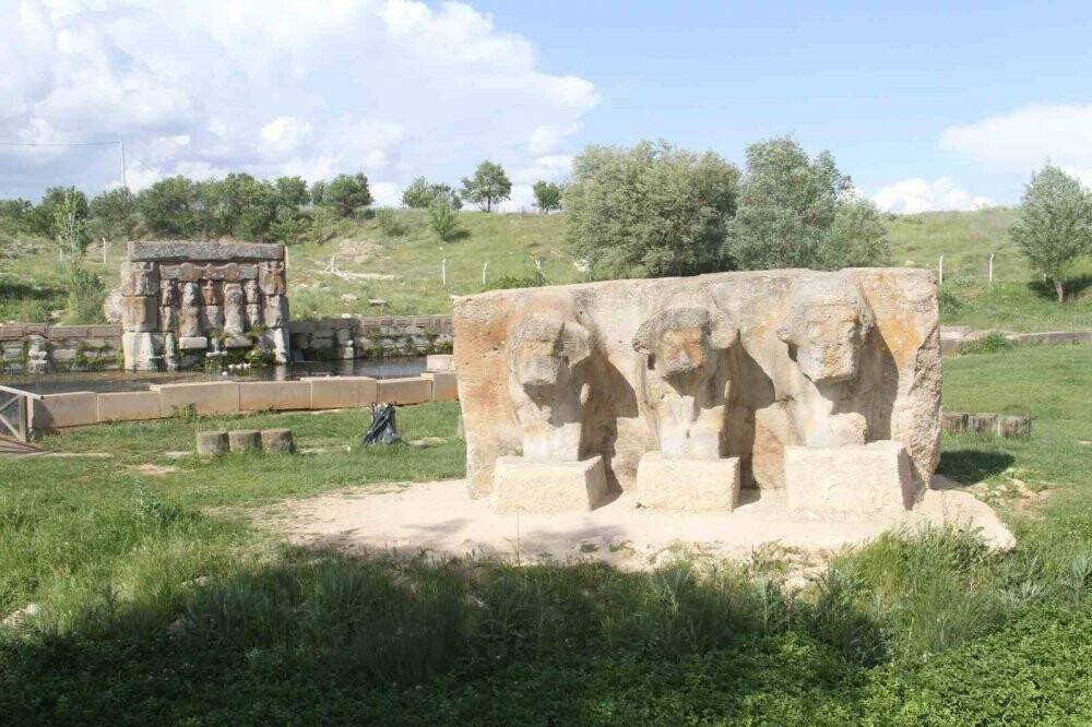 Konya'da bulunan tarihi anıtın dünyada benzeri yok!
