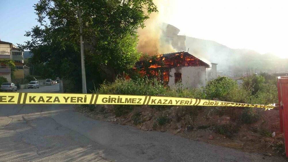 Sigara izmariti metruk binayı kül etti