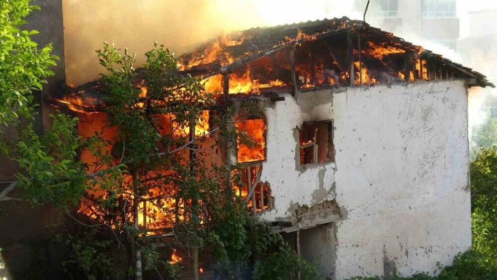 Sigara izmariti metruk binayı kül etti