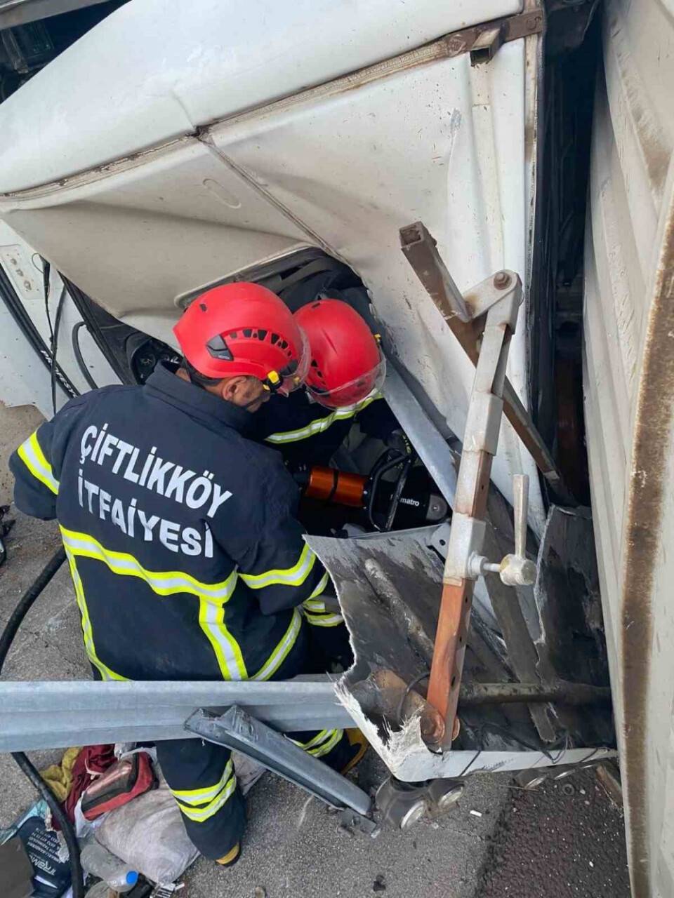 Yalova’da otobüs ile tır çarpıştı: 1 ölü, 4 yaralı