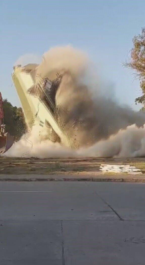 10 katlı bina çelik halatlarla yıkıldı