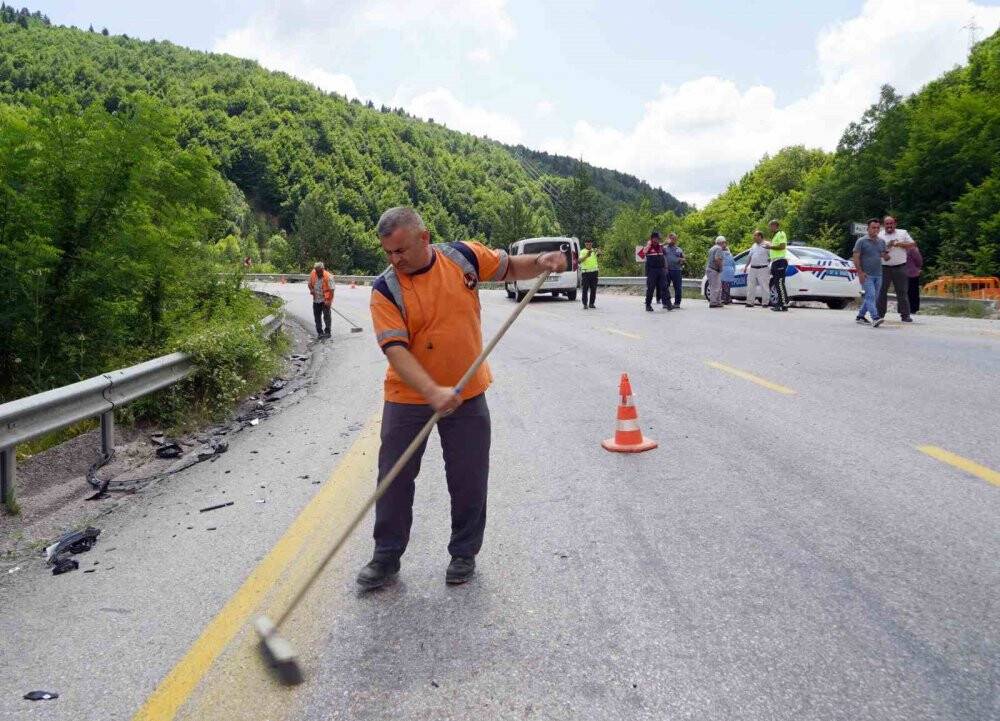 Cenaze merasimine katılmaya giden ailenin bulunduğu araç ile cip çarpıştı: 9 yaralı